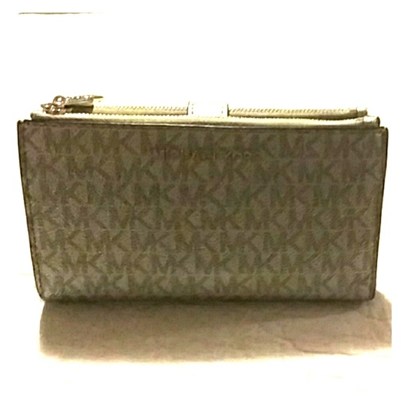 Michael Kors Handbags - Micheal Kors Wallet